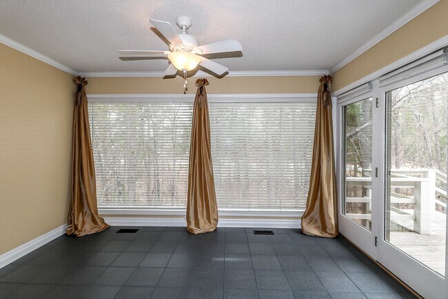 Building Photo - Beautiful 4 Bedroom, 3 Bath home. It has a 2 car garage plus a 1 car carport.  Stay warm in the w...