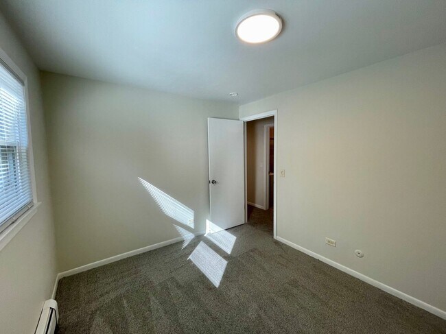 Building Photo - Freshly Renovated 3-Bed in Jefferson Park – In-Unit Laundry & Modern Upgrades!