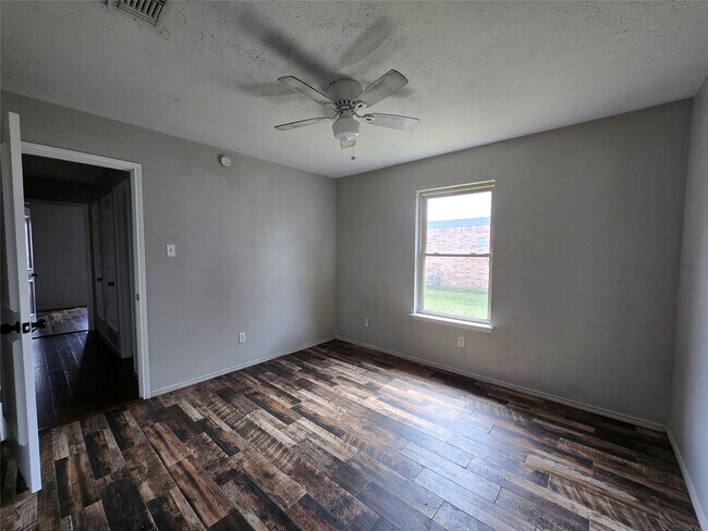 Building Photo - 1818 Pine Hollow Dr