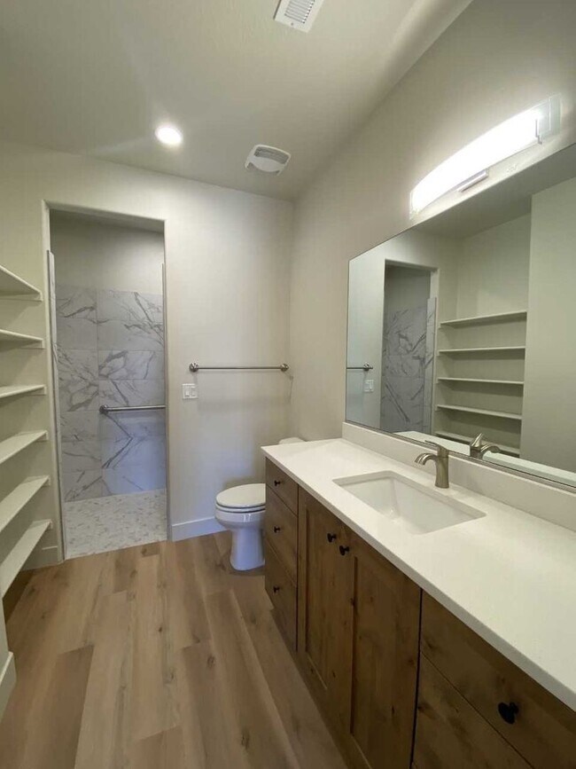 Building Photo - 4008 Bedford Pl