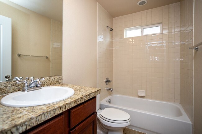 Building Photo - Well Maintained Home in Eastview Estates!