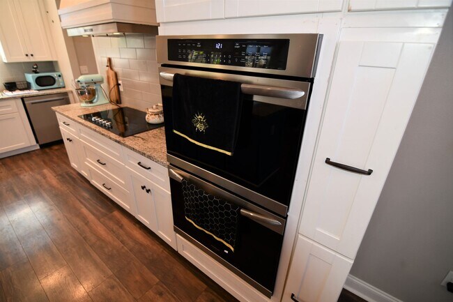 Building Photo - Zachary School District!  Trendy, 3 bedroom, 2.5 bath home in coveted Marshall Bonds Subdv