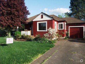 Building Photo - Adorable Little House Just A Few Blocks Fr...