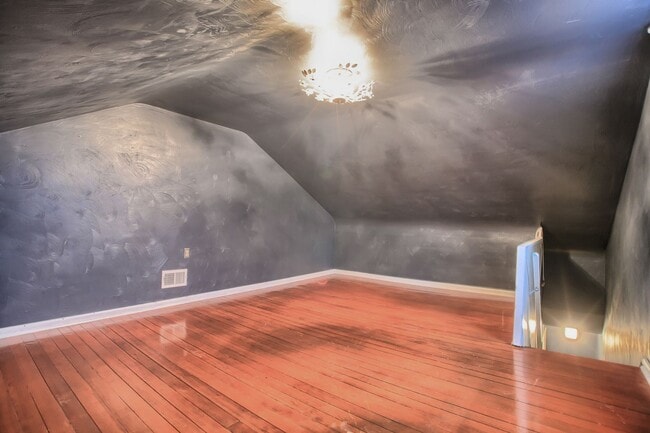 Building Photo - Charming 3 bed, 2 bath, south side flats h...