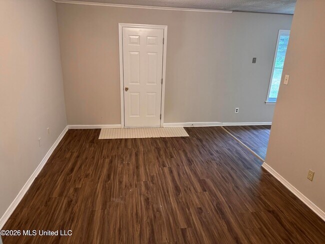 Building Photo - 6475 Forest Glen Dr