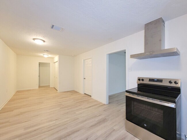 Building Photo - BEAUTIFUL REMODELED 3 BEDROOM 2 BATH WITH ...