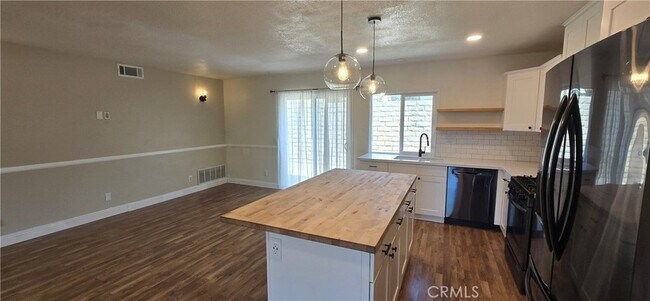 Building Photo - 751 Vía Los Santos