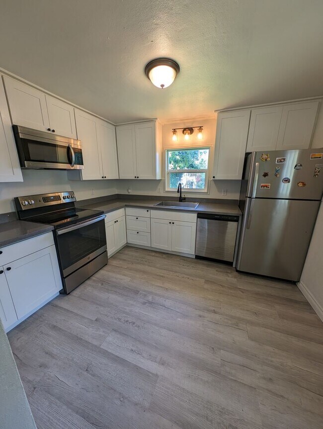 Building Photo - Updated 3 Bedroom Charmer in the Heart of ...
