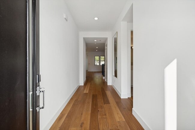 Building Photo - Luxurious Modern Single Family Home in West Menlo Park Available Now!