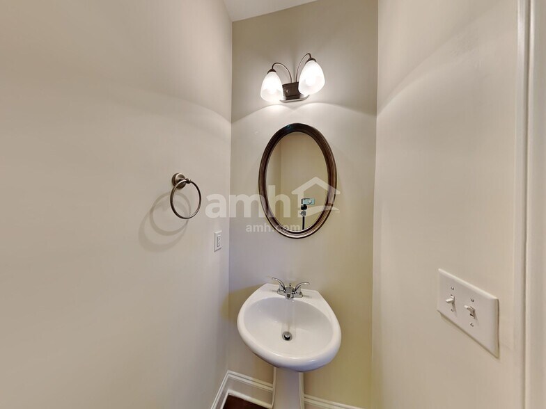 Building Photo - 2474 Beal St