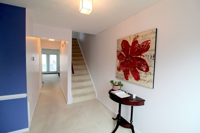 Building Photo - Charming 3-Bedroom Townhome for Rent with ...