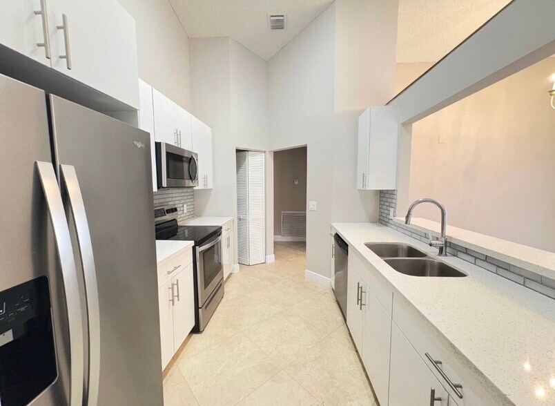Building Photo - 1220 NW 15th Ave