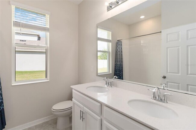 Building Photo - 1651 Chatsworth Cir