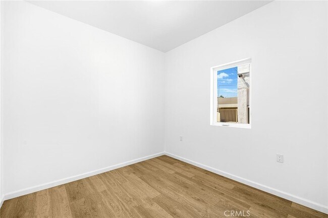 Building Photo - 1375 N Mentor Ave