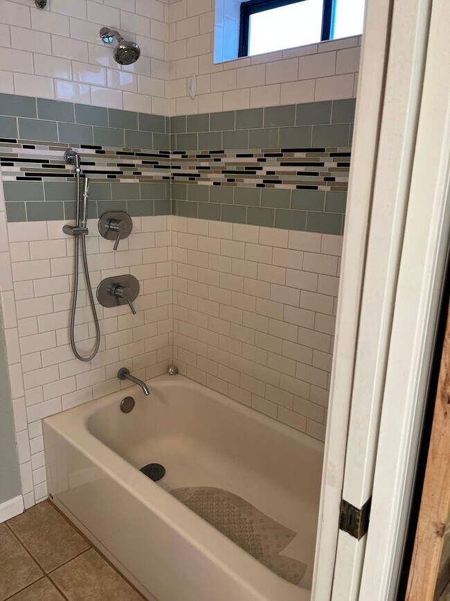 Building Photo - Modern, updated 3B/2B with fenced yard and sun room in Cottonwood