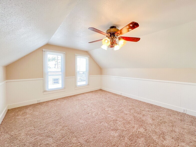 Building Photo - 10802 Chestnut St