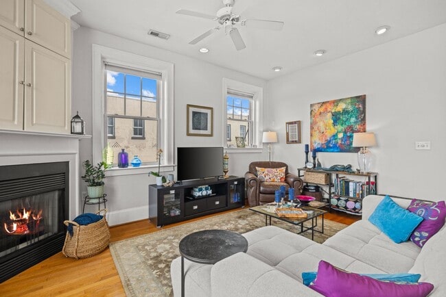 Building Photo - Amazing Garden-Style Condo Available NOW! ...