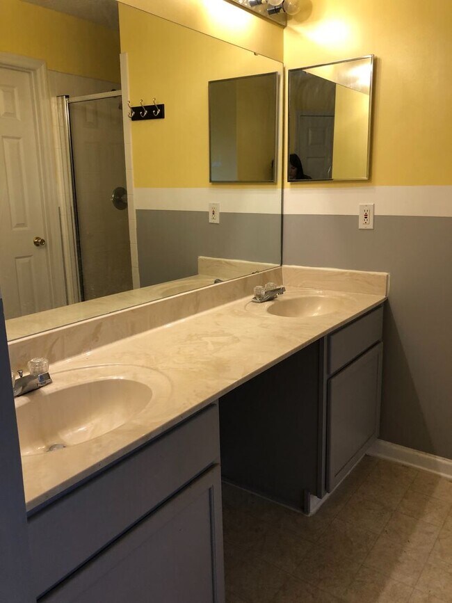 Building Photo - Cute Spacious Westside Home