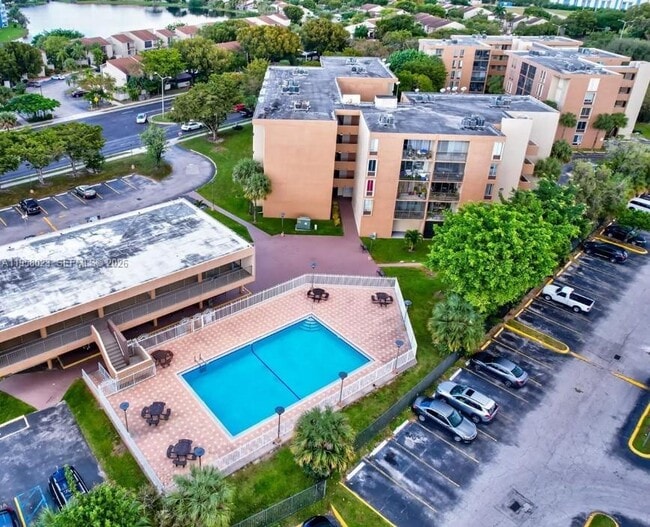 Building Photo - 9120 Fontainebleau Blvd