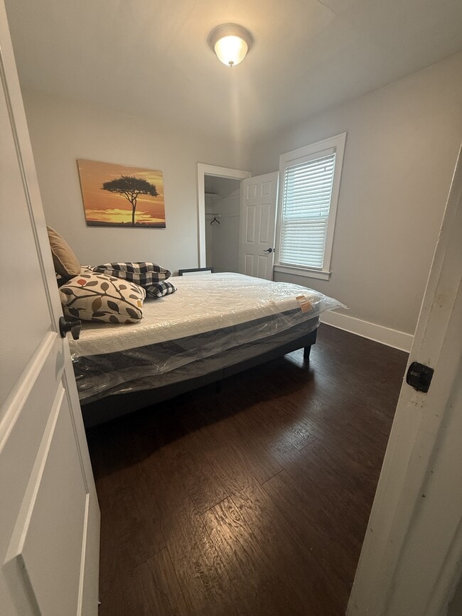 Building Photo - 221 E Bennett St