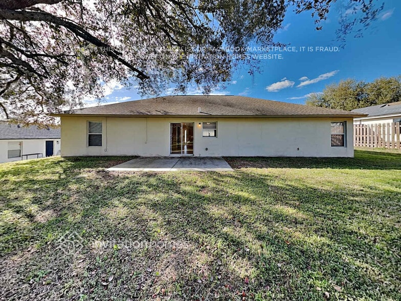 Building Photo - 1047 Lakeview Oaks Dr