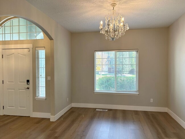 Building Photo - Lochsa Falls 5 Bedroom Home with Private B...