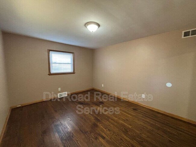 Building Photo - 110 N Heinkel Rd