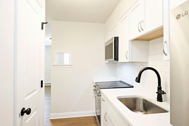 Building Photo - Renovated UVA Apartment in a Prime Location Near School of Data Science