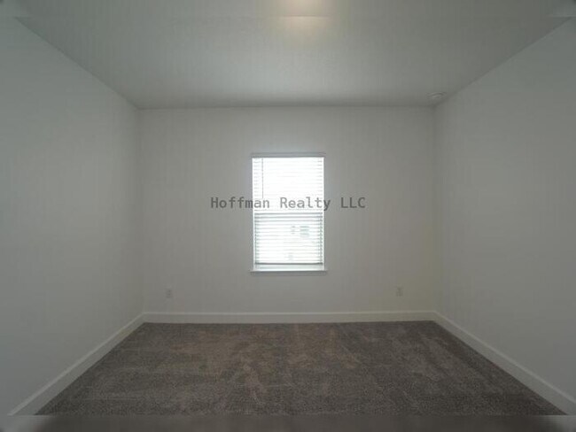 Building Photo - Stunning 5-Bedroom Lakeview Home in River ...