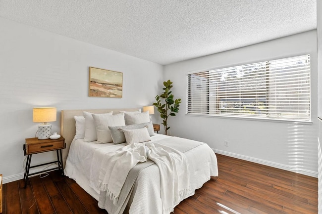 Building Photo - Welcome to this charming, downstairs unit ...