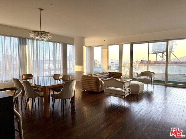 Building Photo - 6250 Hollywood Blvd