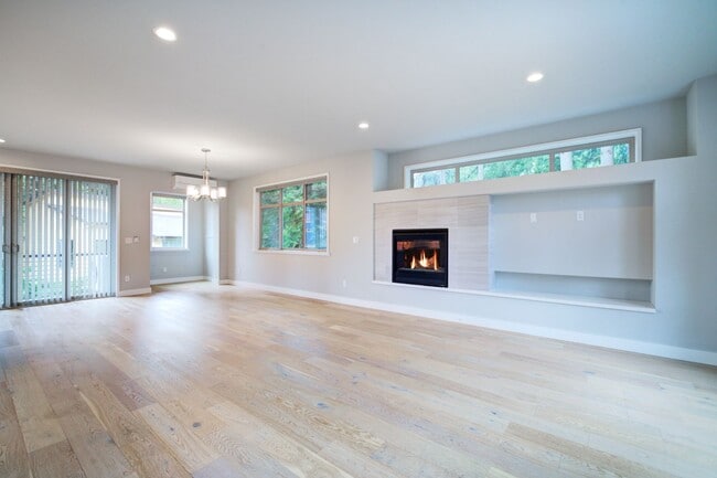 Building Photo - 4Bd/3Ba Bellevue Townhouse
