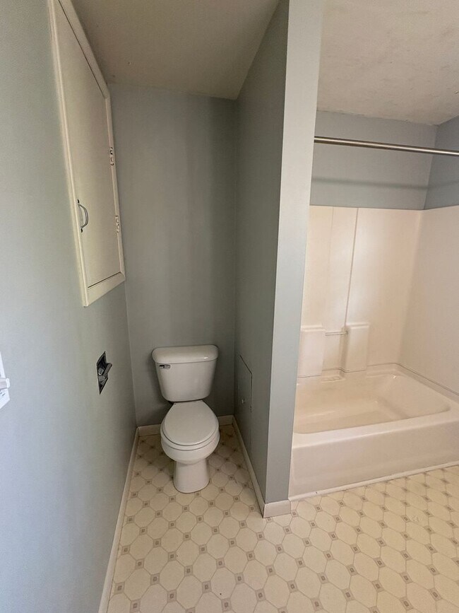 Building Photo - 4 bedroom, 2 bathroom Home off Spring Hill...