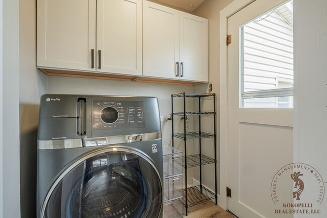 Building Photo - 566 N 24th St