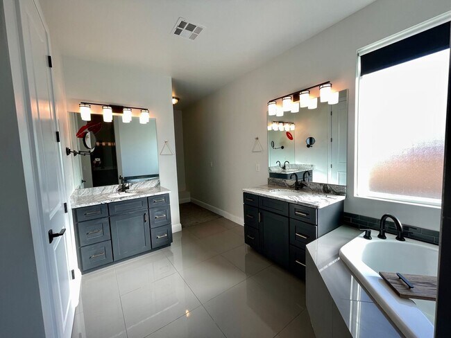 Building Photo - Wonderful Pet-Friendly Home in Overlook @ ...