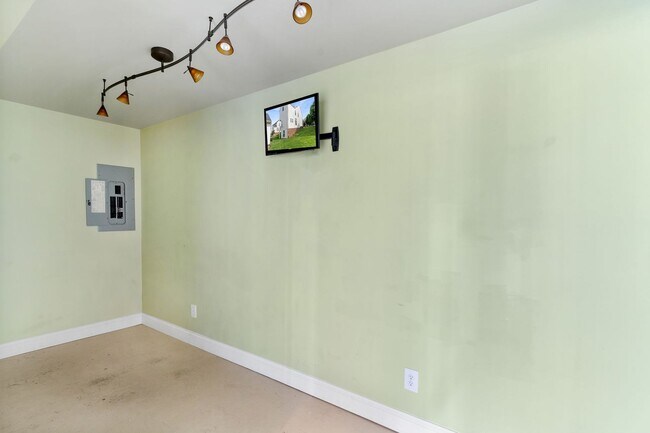 Building Photo - Spacious Home in Port Potomac