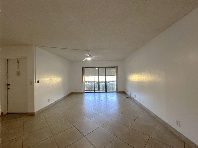 Building Photo - 723 Sunny Pine Way