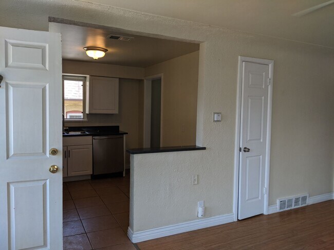 Building Photo - West Wash Park 2/1 Lots of Light, Mountain View and Reserved Parking!!