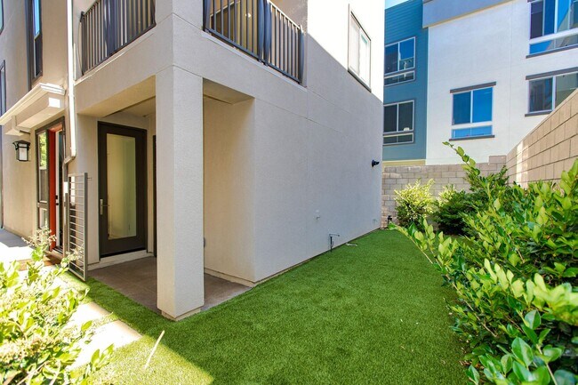 Building Photo - 1625 Hampton Dr