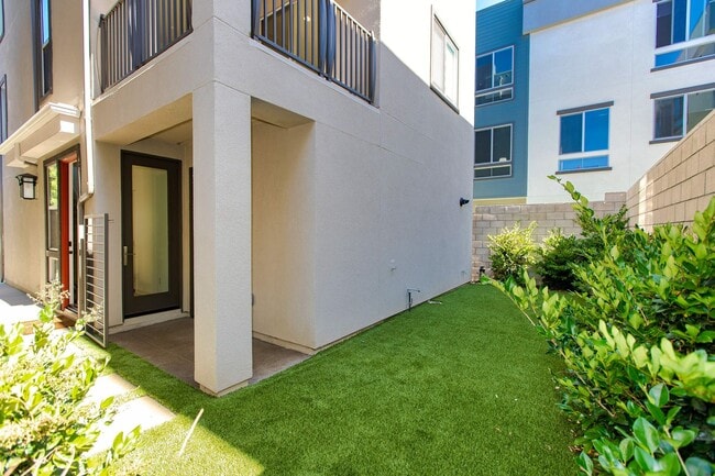 Building Photo - Highly Desired 4 Bedroom Floor Plan in Lig...