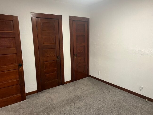 Building Photo - 929 E 57th St