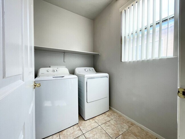 Building Photo - Beautiful 2 story 3 car garage single fami...