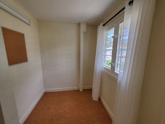 Building Photo - Spacious 2-bedroom, 1-bathroom unit with 1 covered parking stall!