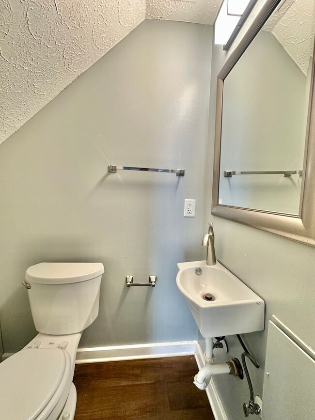 Building Photo - Cozy 2 bedroom Duplex!