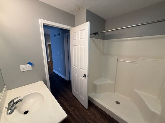 Building Photo - 102-116 Goldenrod Dr.