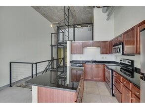 Building Photo - 521 S 7th St