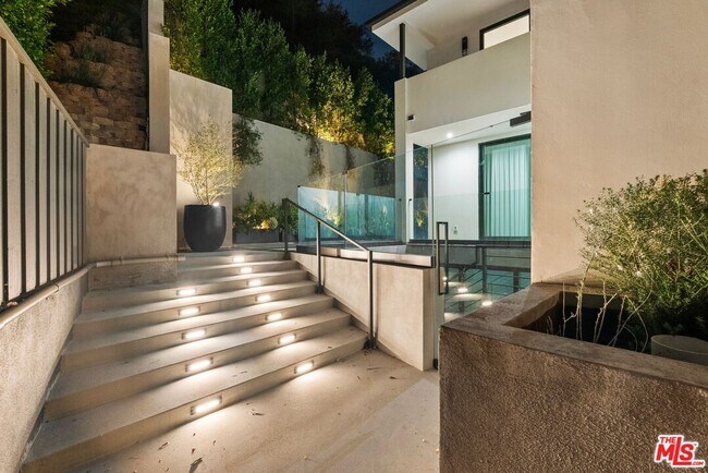 Building Photo - 913-913 1/2 N Beverly Glen Blvd