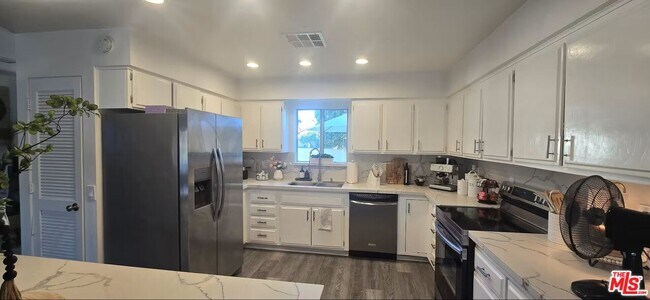 Building Photo - 76983 California Dr