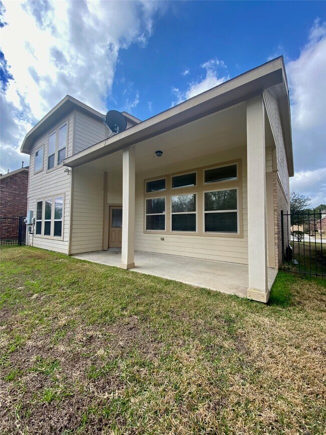 Building Photo - 15 Sagamore Ridge Pl