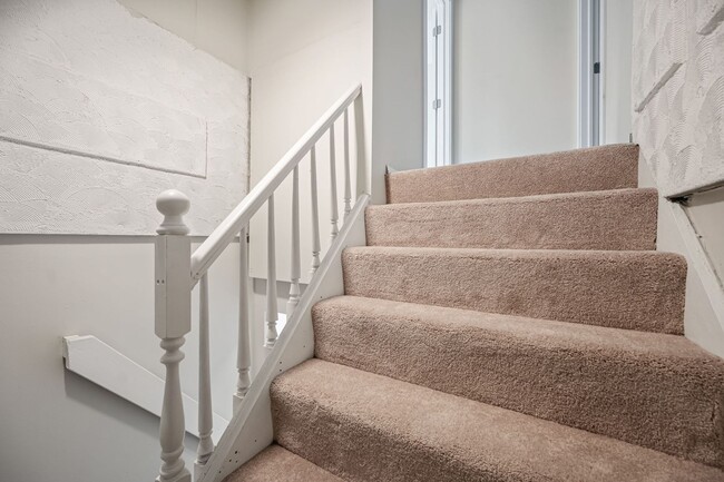 Building Photo - NORTHSIDE RARE GEM - FULLY RENOVATED 5+ BE...